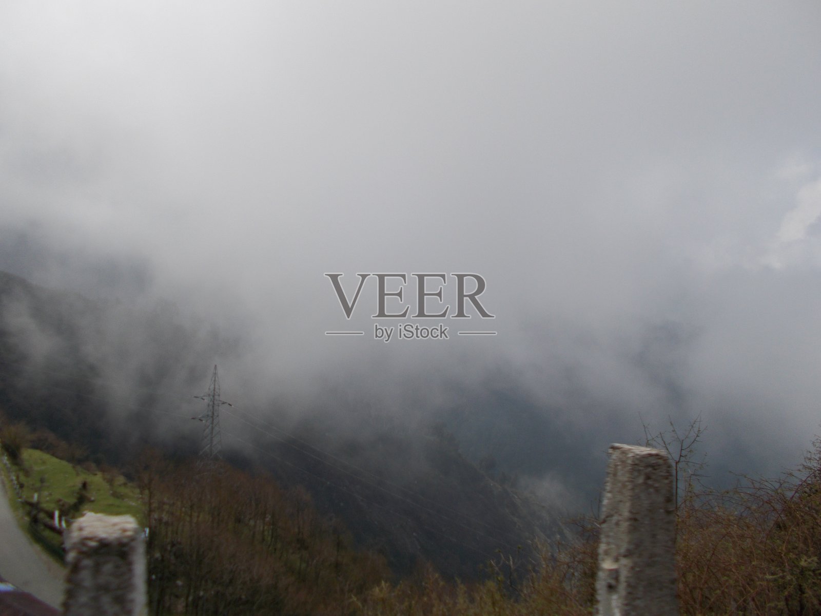 锡金的甘托克山。山上有雾、雪和云。照片摄影图片