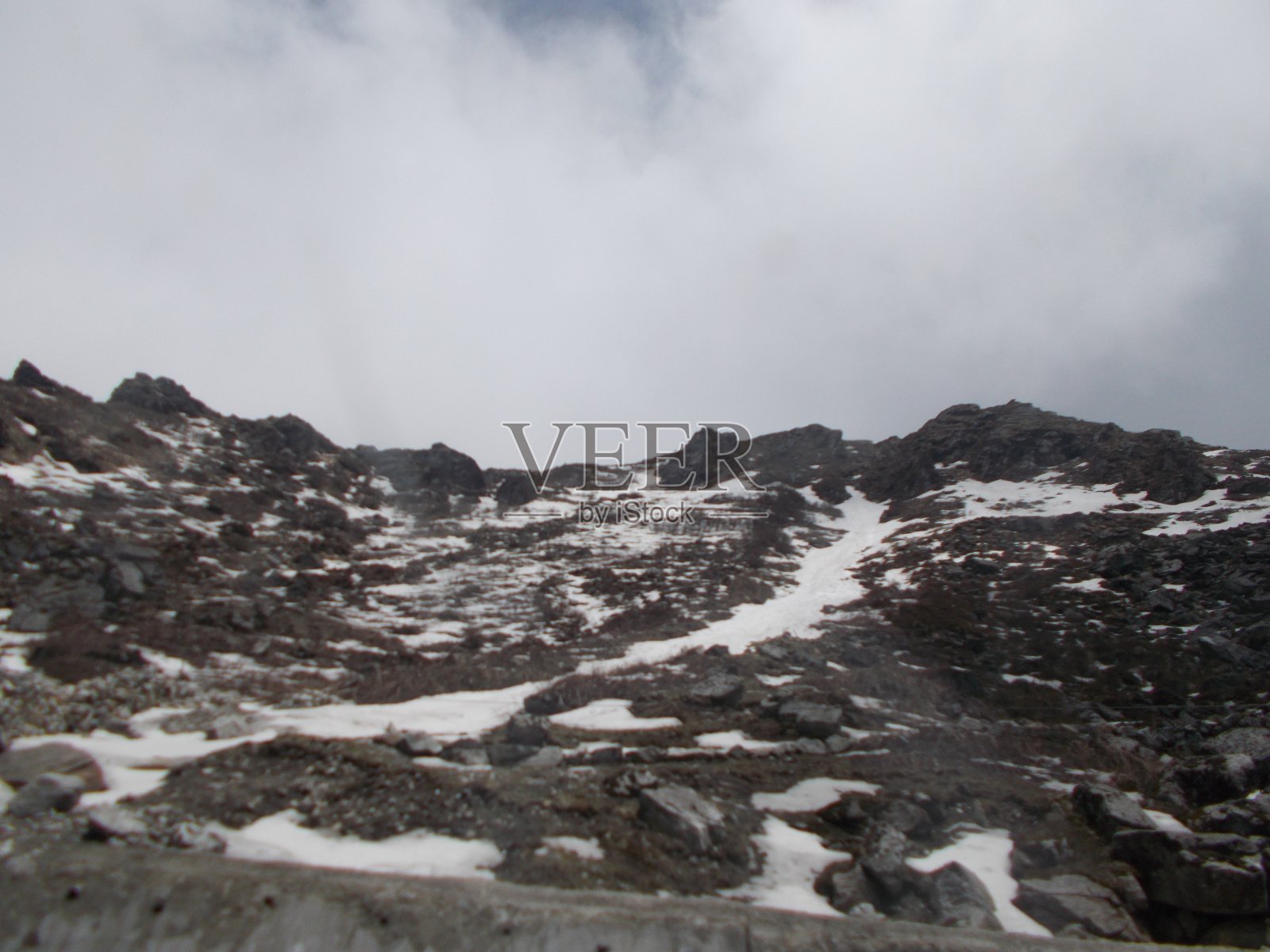 锡金的甘托克山。山和路被雾、雪和云所覆盖。照片摄影图片