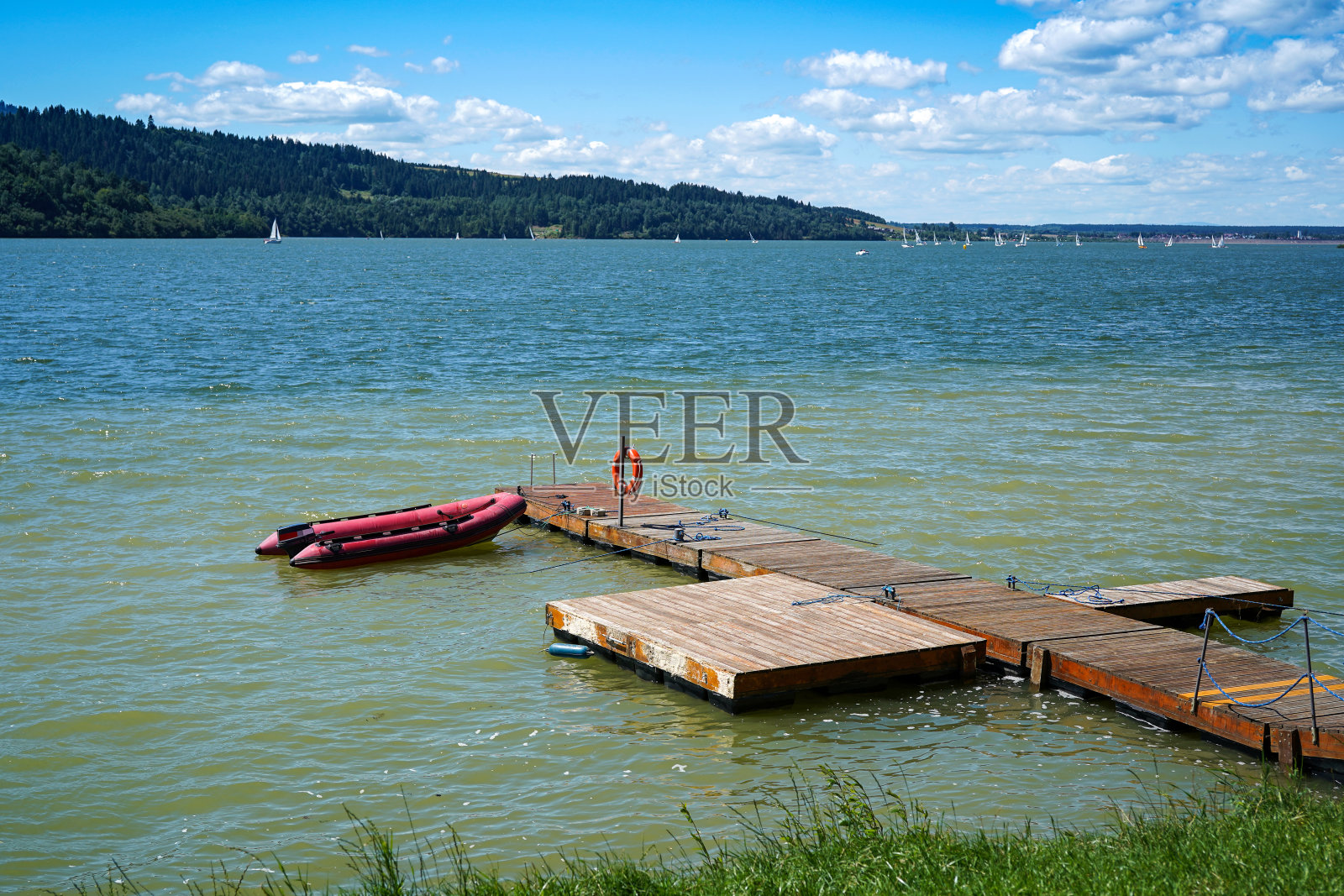 夏天在山湖上的码头照片摄影图片
