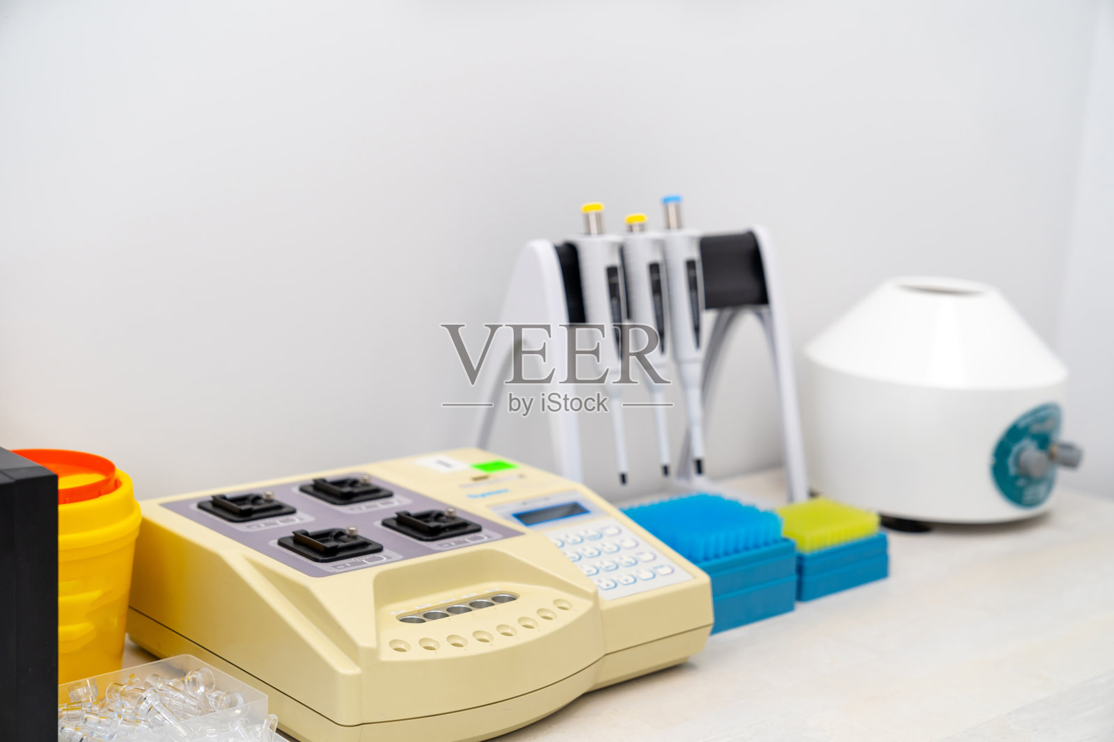 研究冠状病毒的现代化实验室设备。医学科学分析。照片摄影图片