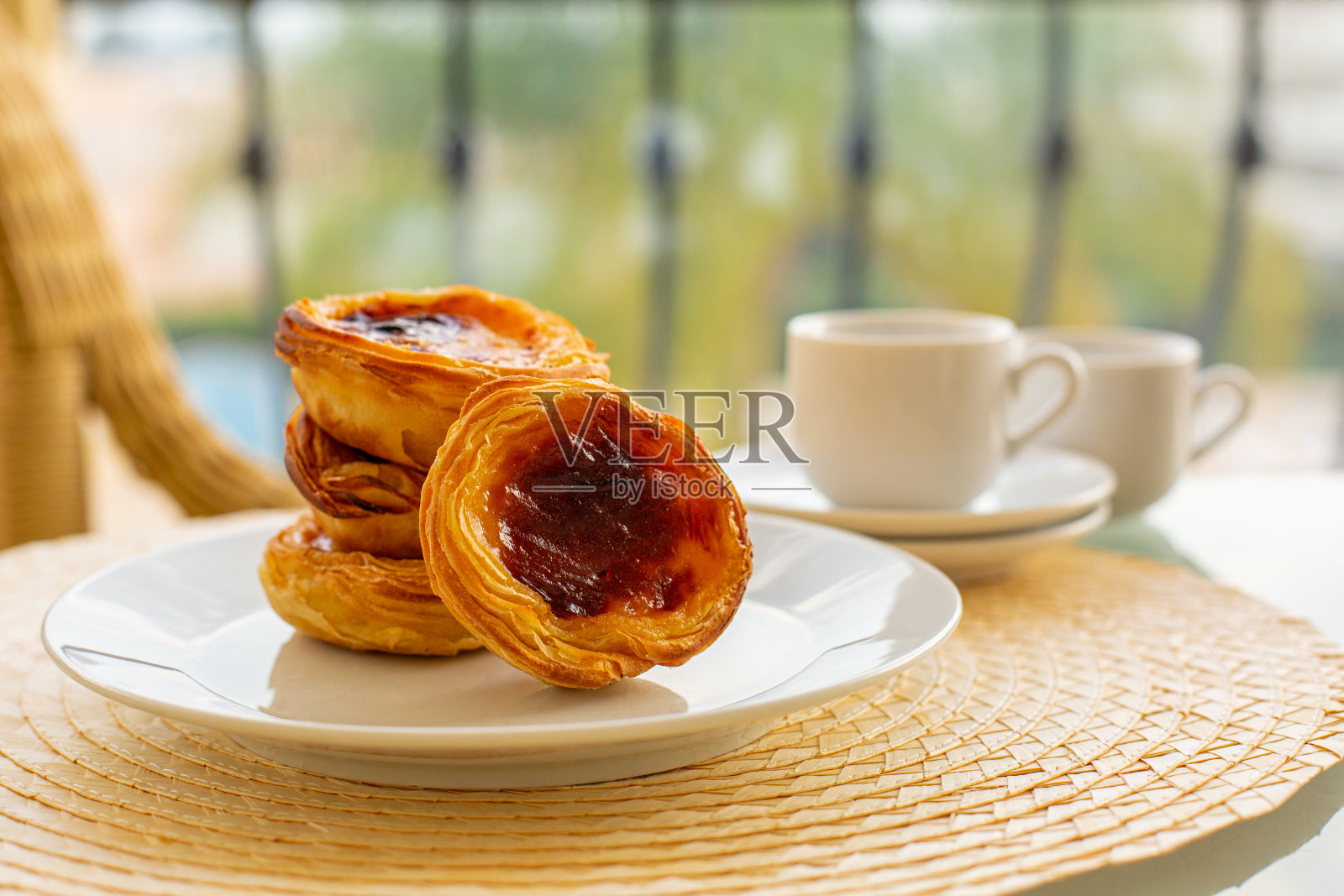 淡粉和咖啡。葡萄牙蛋挞糕点。照片摄影图片