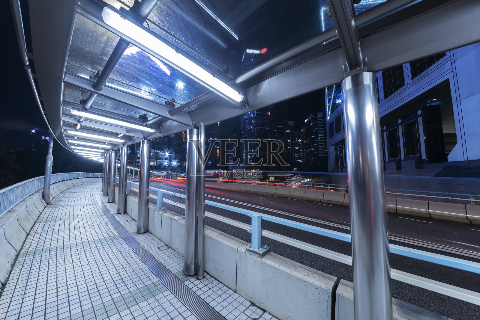 夜晚，香港市中心的现代人行道和交通空荡荡的照片摄影图片