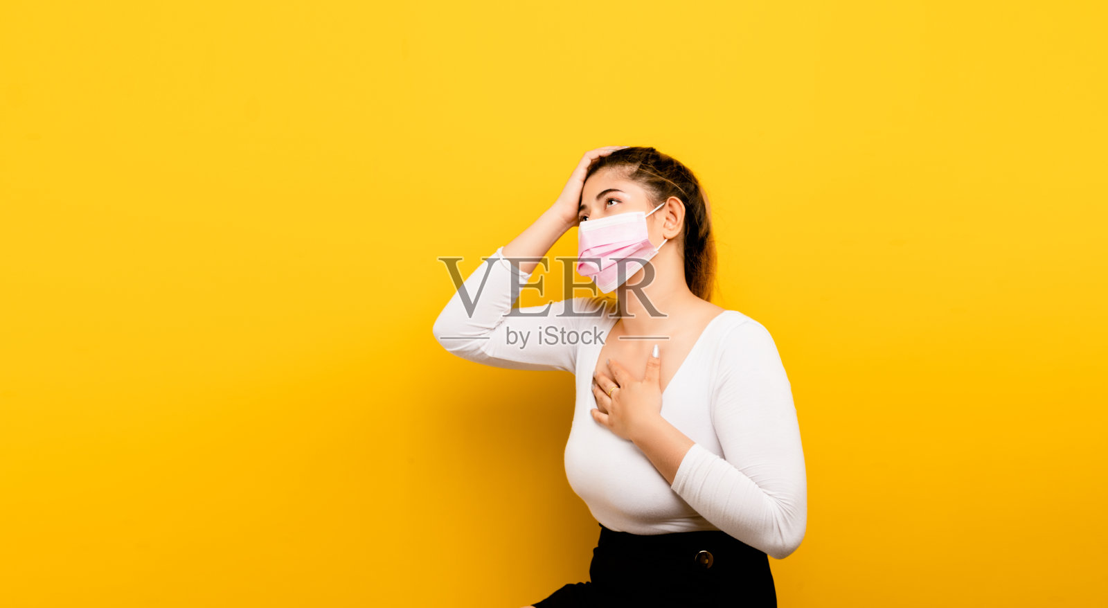 防止病毒和灰尘对空气和呼吸有害。亚洲妇女戴口罩预防疾病，防止灰尘进入鼻子。并展示了头痛病毒防护的概念照片摄影图片