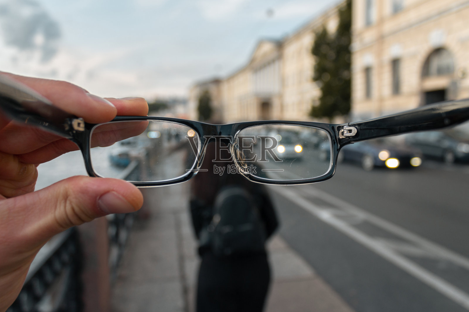 透过眼镜拍照。近视和散光眼镜照片摄影图片