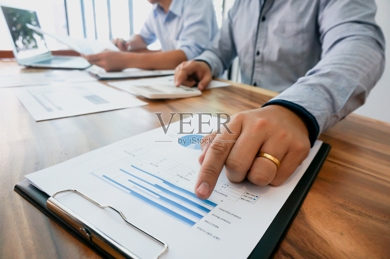 商人会计投资风险分析。用计算器为股票市场交易存钱。会计照片摄影图片