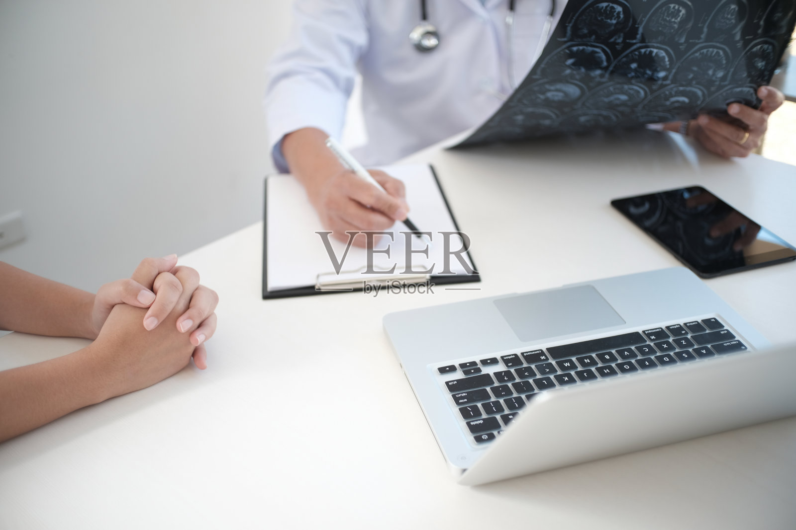 教育专业医生身穿白色制服大褂。专业医生带着平板电脑和论文参加研讨会或医院的冠状病毒癌症医疗保健照片摄影图片