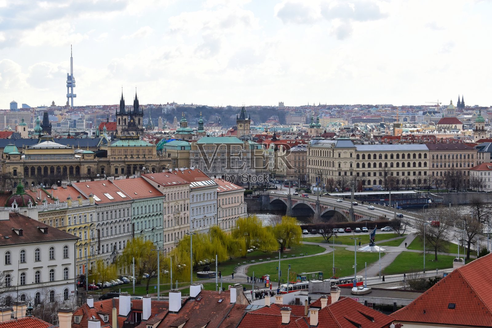 在捷克共和国首都布拉格，赤陶土屋顶瓦的历史景观。照片摄影图片