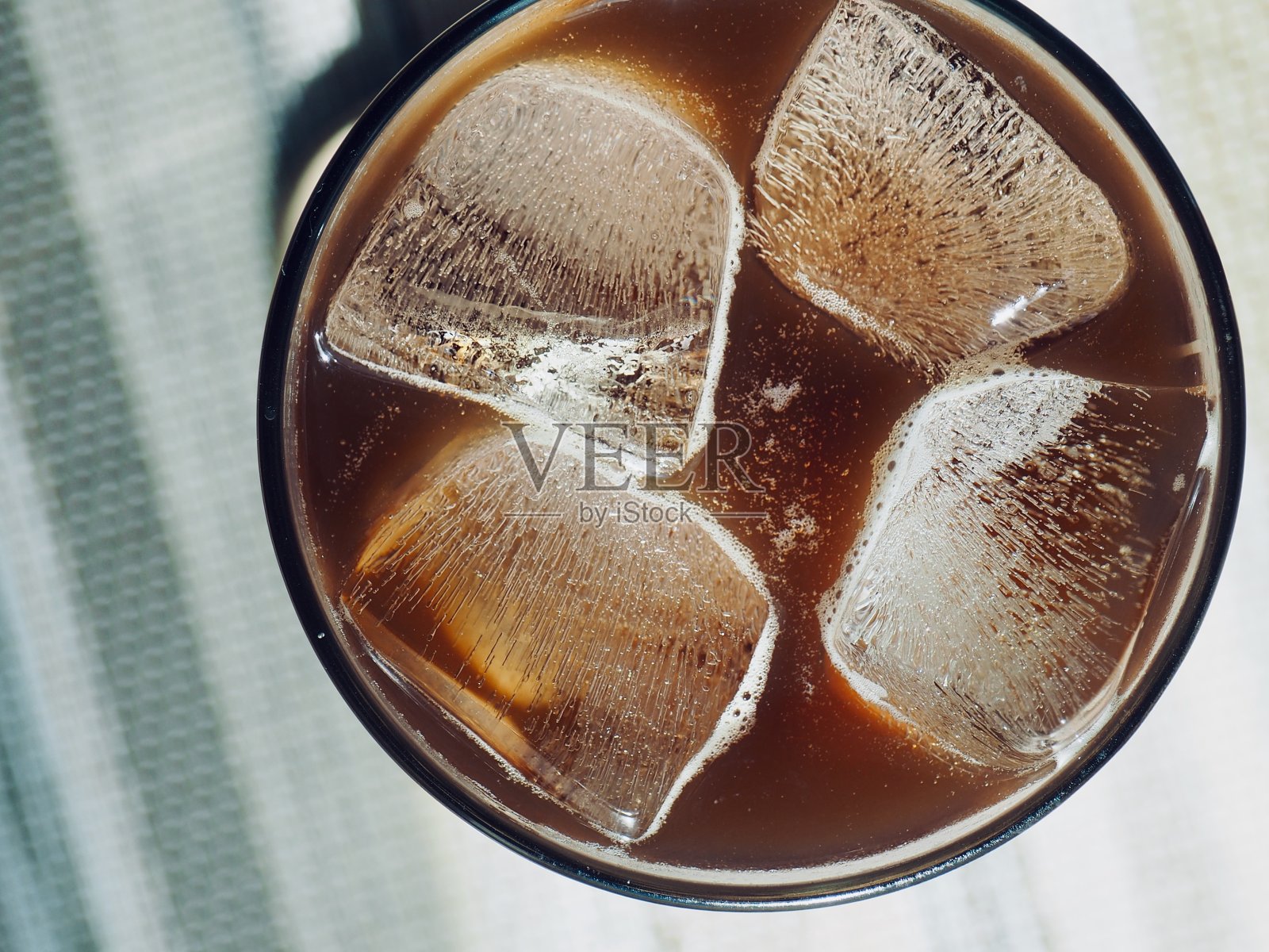 一杯冰咖啡，冷饮，冰美式咖啡照片摄影图片