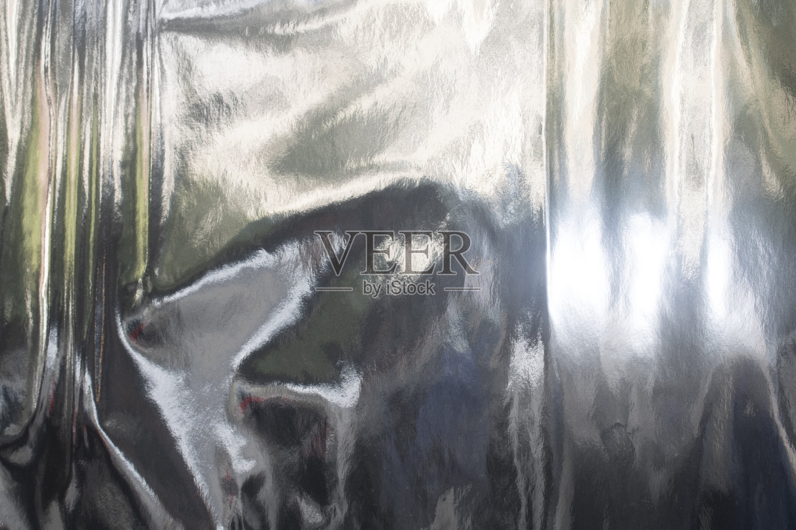 闪亮的苦恼的垃圾闪烁颠簸撕裂的银色纸背景表面照片摄影图片