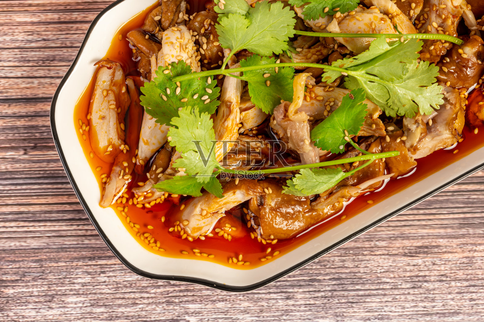 木桌上放着盘子里的香鸡照片摄影图片