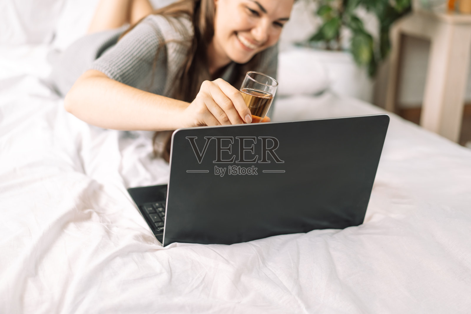 女孩通过笔记本电脑在网上庆祝圣诞节照片摄影图片