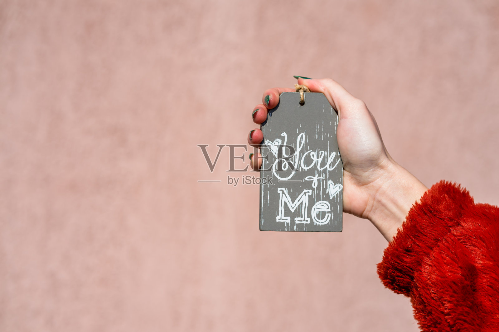 手牵着点缀着短信的你我照片摄影图片