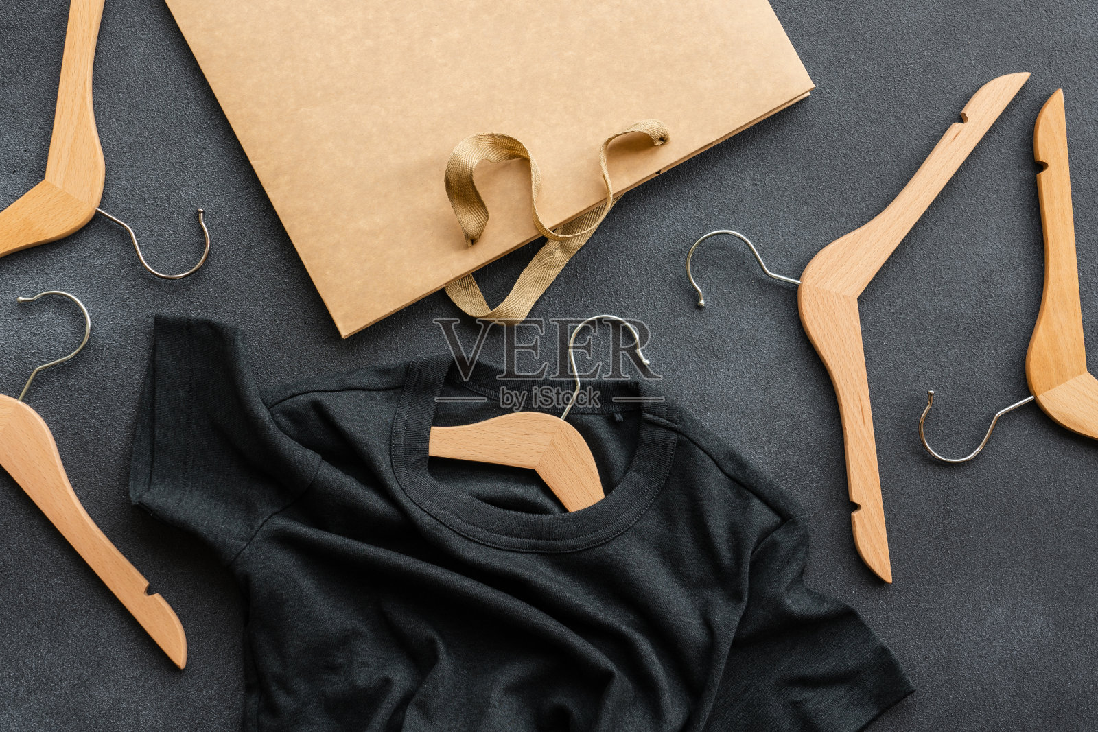 木制衣架上的灰色t恤照片摄影图片