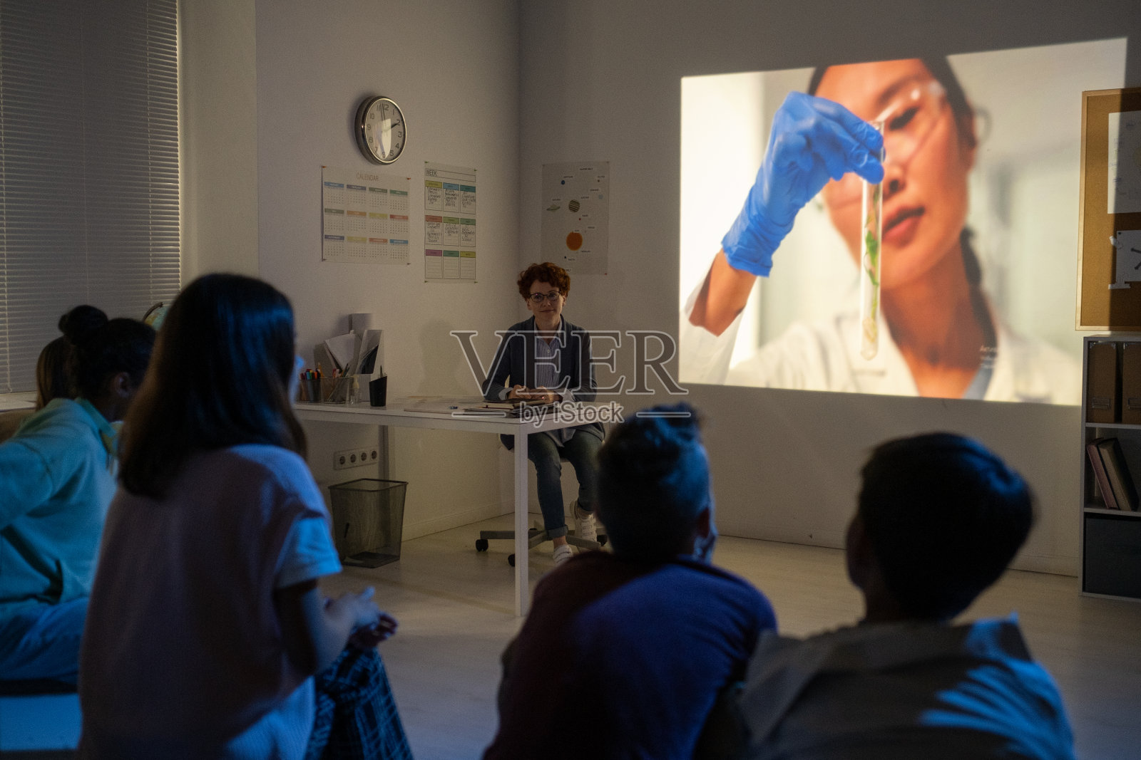年轻的学生们正在观看关于科学实验的视频照片摄影图片