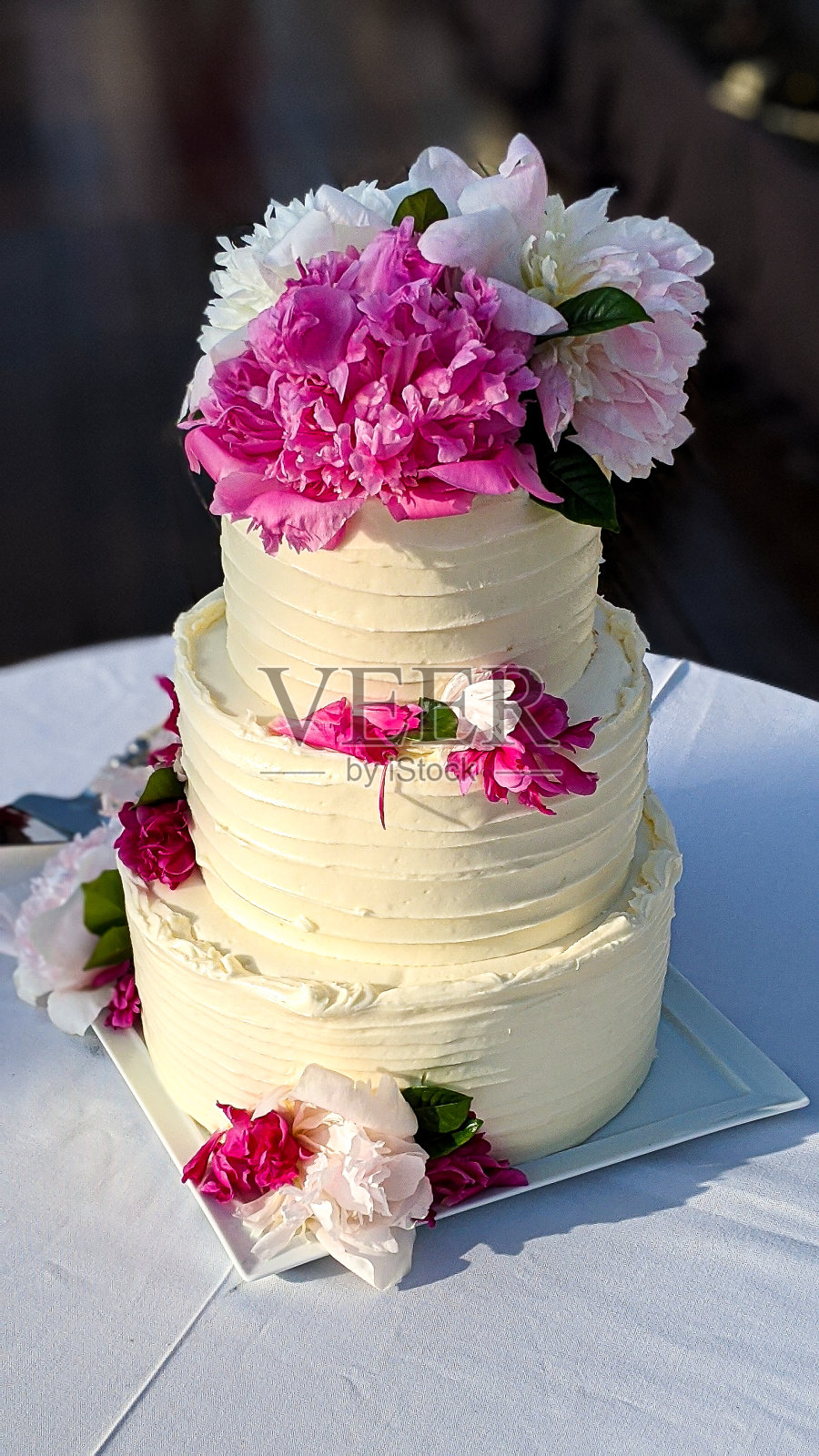 3层婚礼蛋糕在相机手机拍摄照片摄影图片