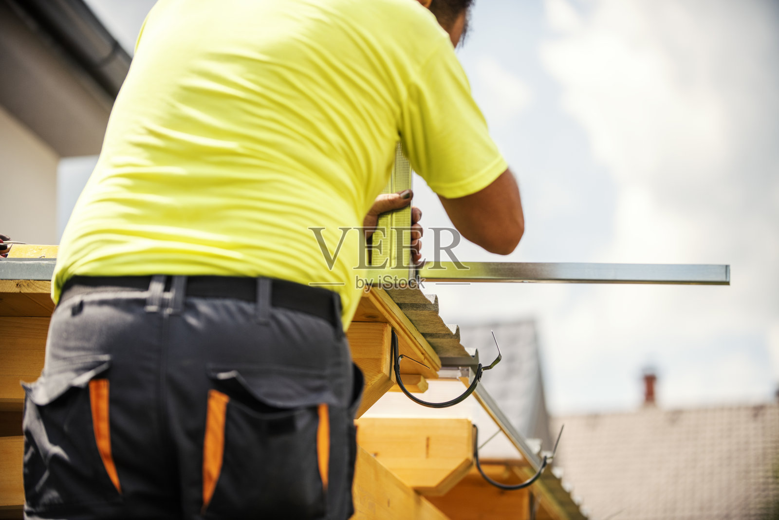 建筑工正在使用水平仪照片摄影图片