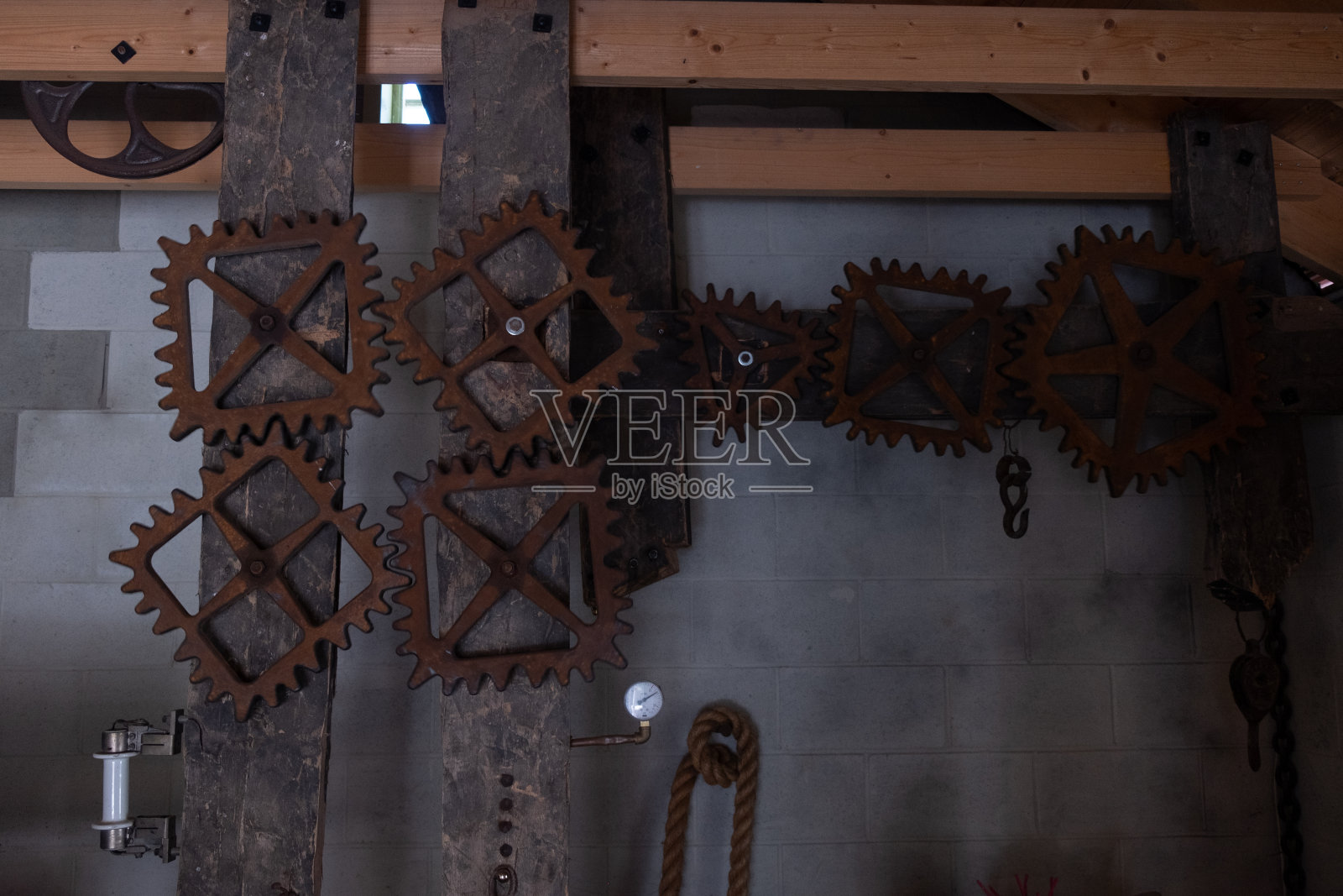 水磨发电厂机房里陈旧生锈的齿轮和齿轮照片摄影图片