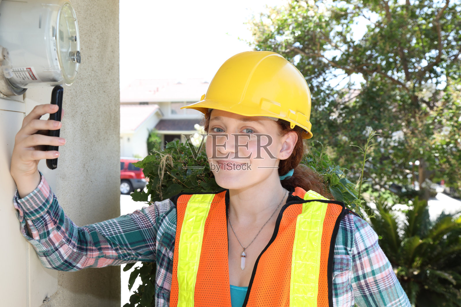 红发女人对着镜头微笑照片摄影图片