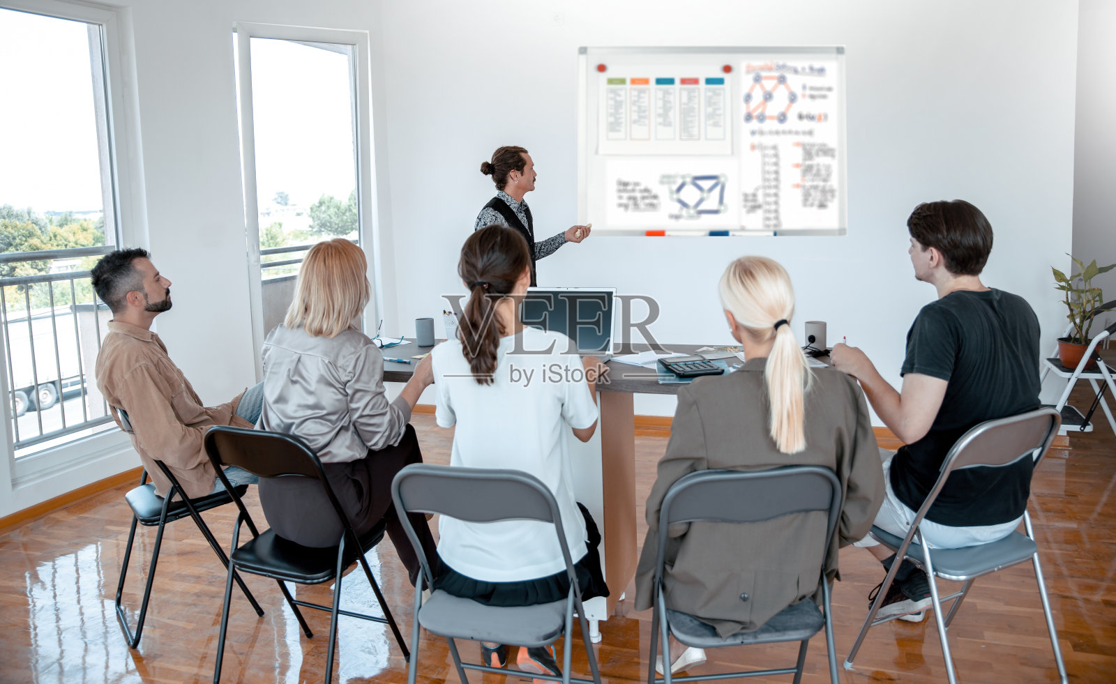在商务会议上用白板做报告照片摄影图片
