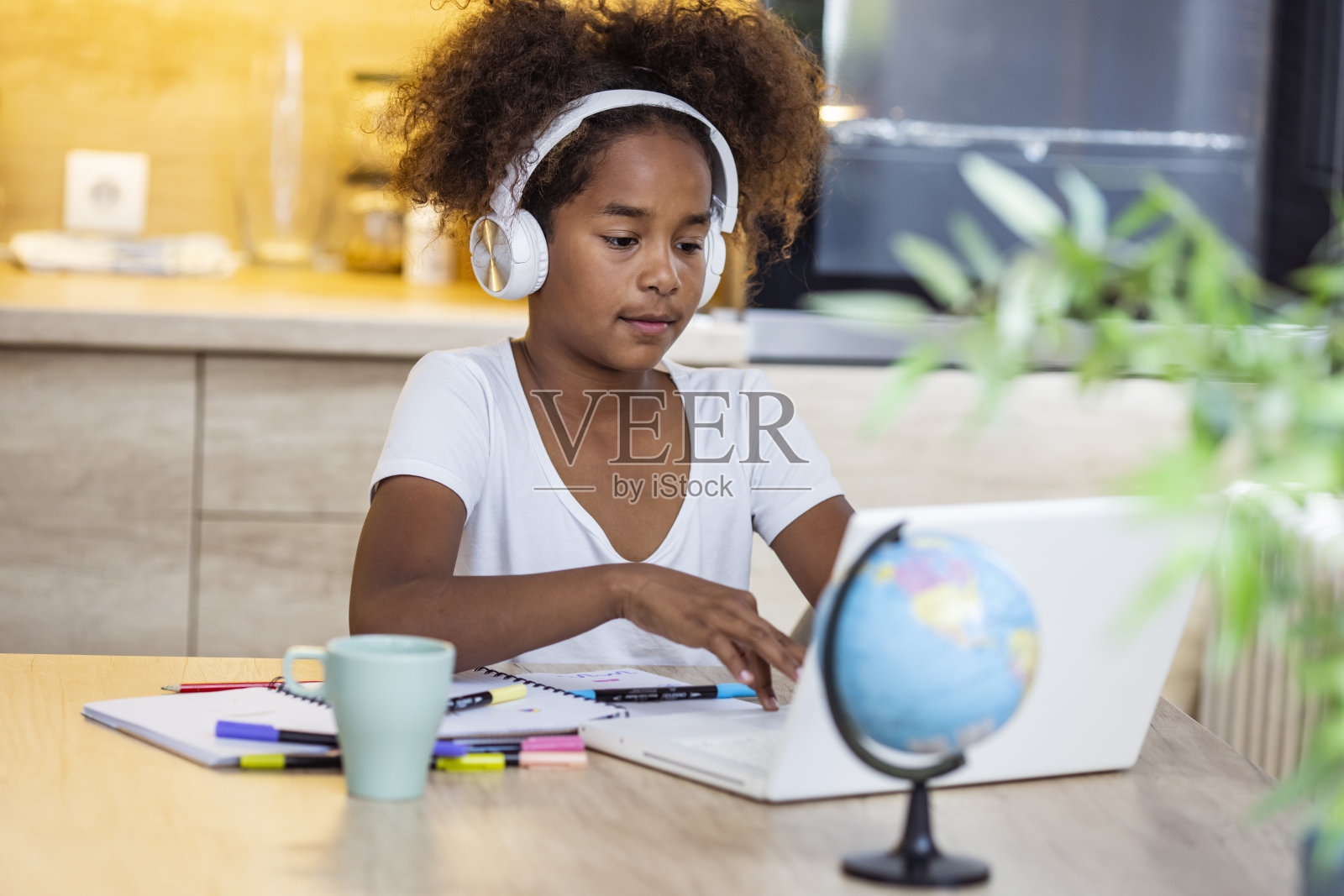 漂亮时尚的女学生在家学习数学在线课程照片摄影图片