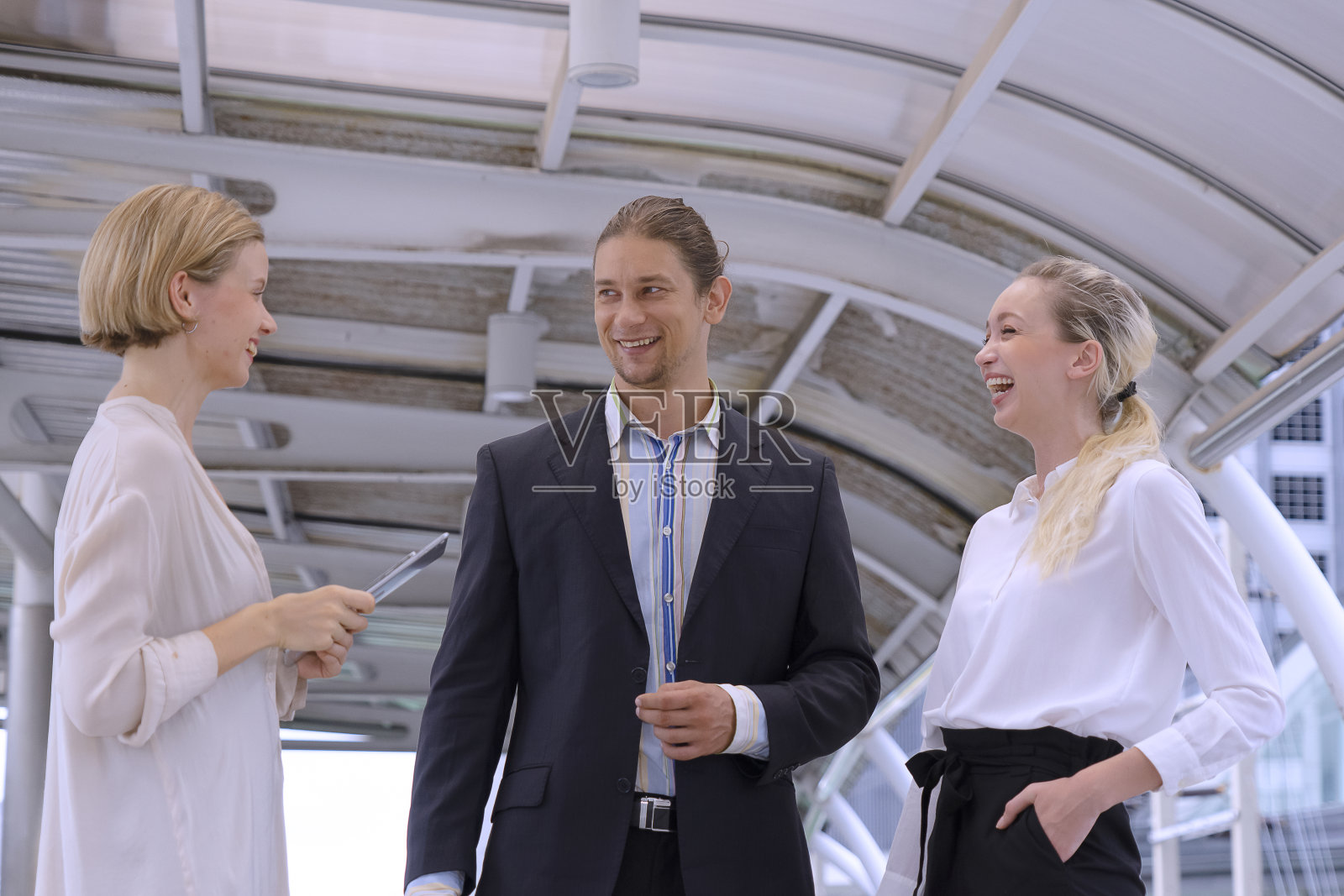 在城市工作的员工。照片摄影图片