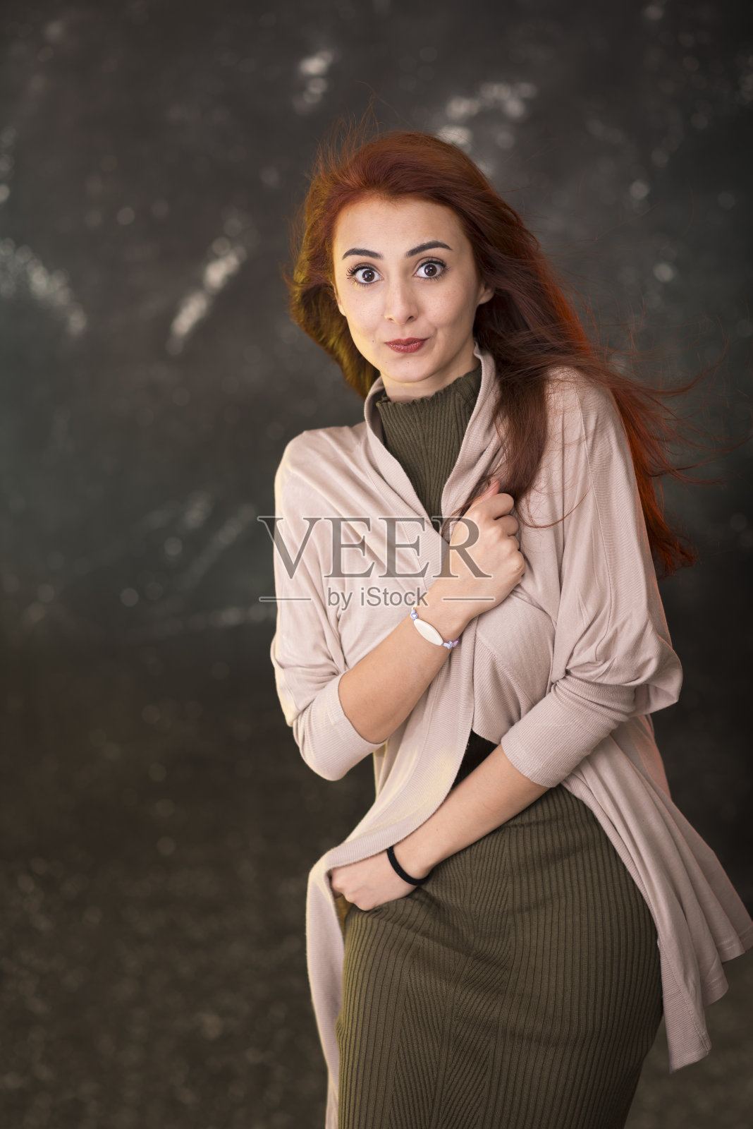 美丽的年轻女孩的肖像在黑色和艺术的背景。照片摄影图片