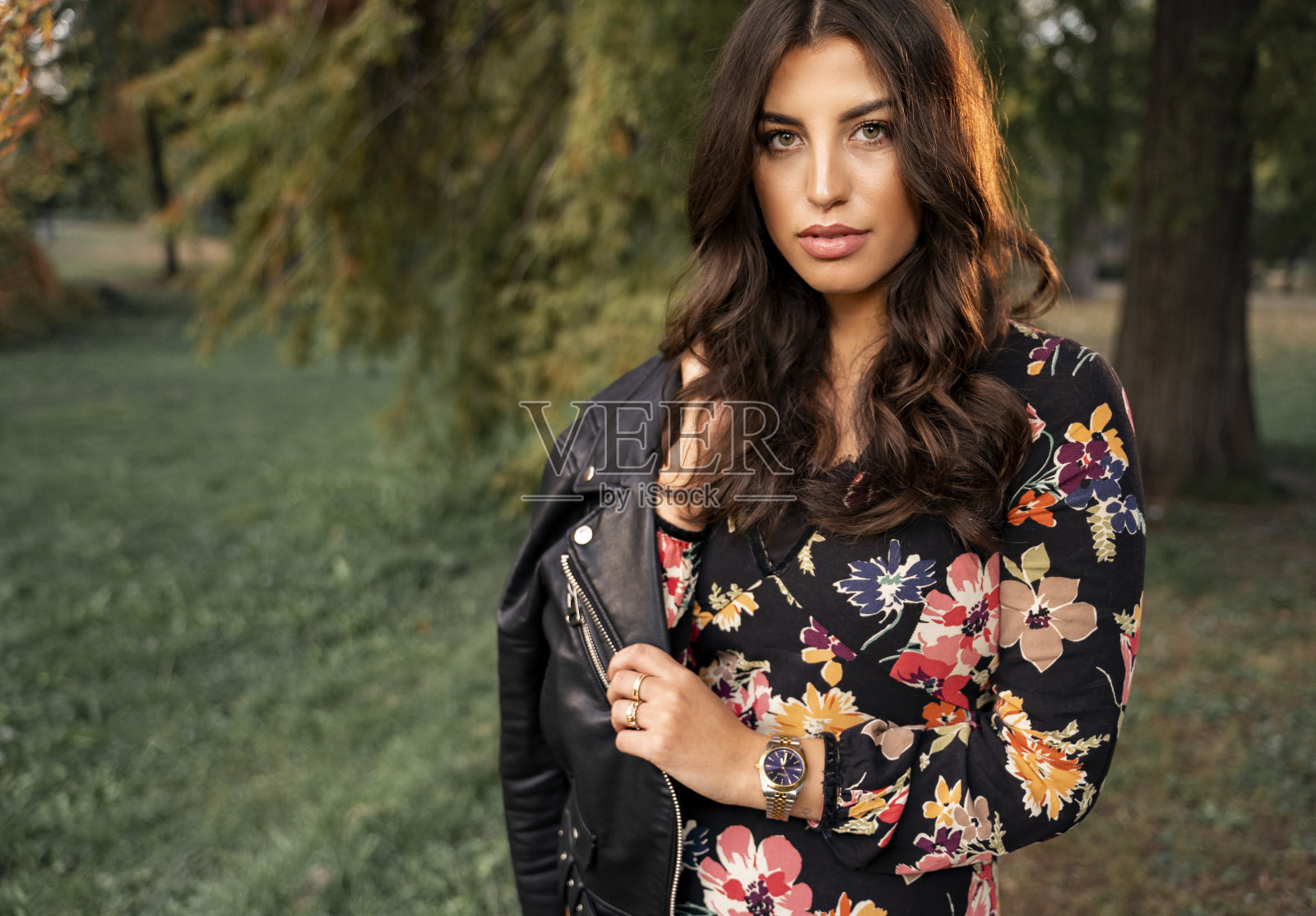 秋天的时尚肖像迷人美丽的深褐色花裙子照片摄影图片