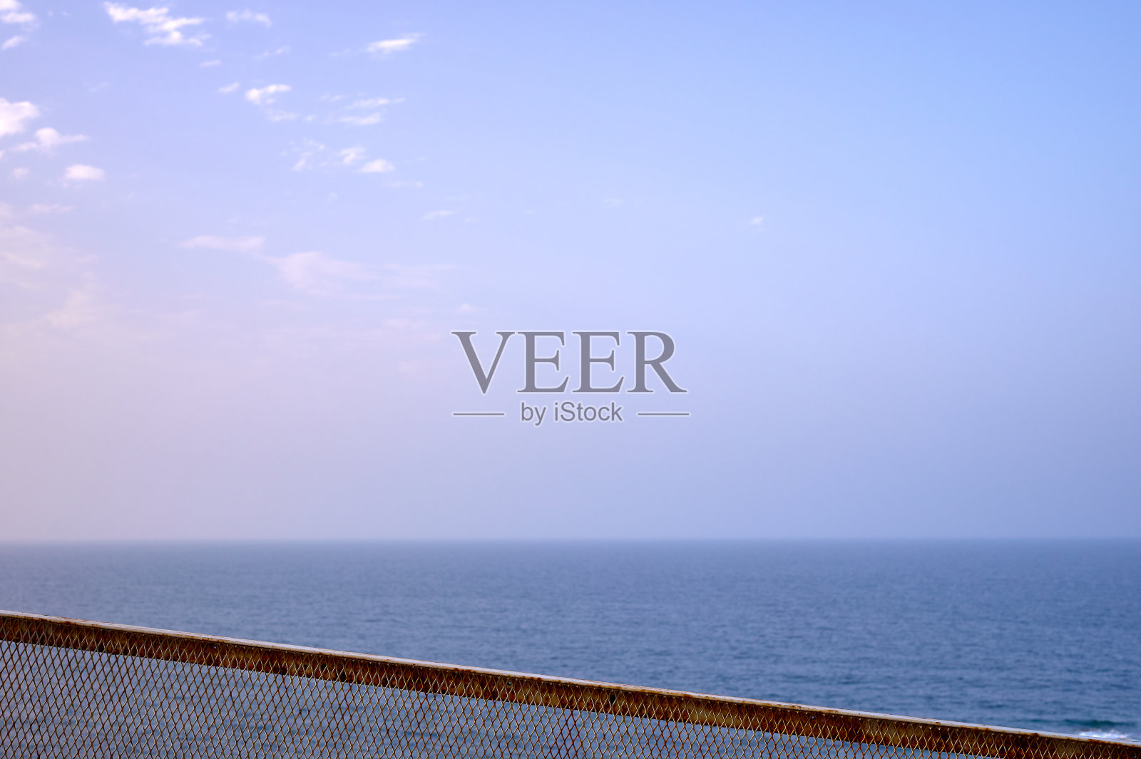 生锈的金属栏杆，背景是大海和蓝天照片摄影图片