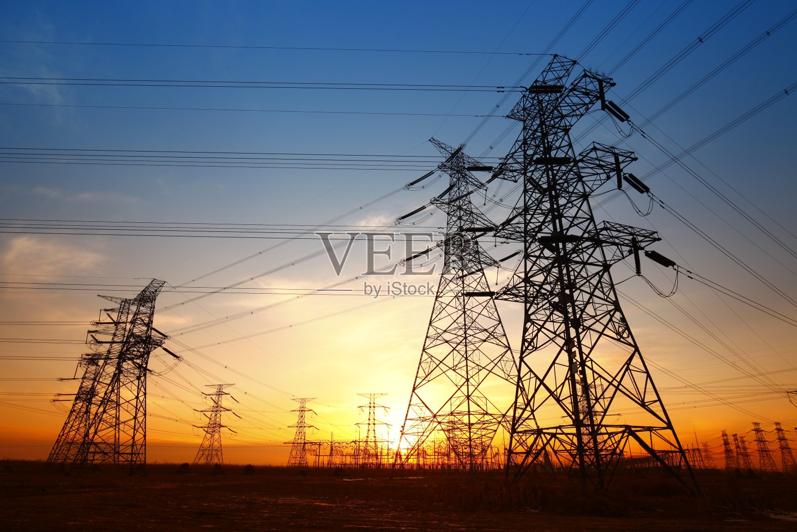 太阳落山时用电线发电照片摄影图片