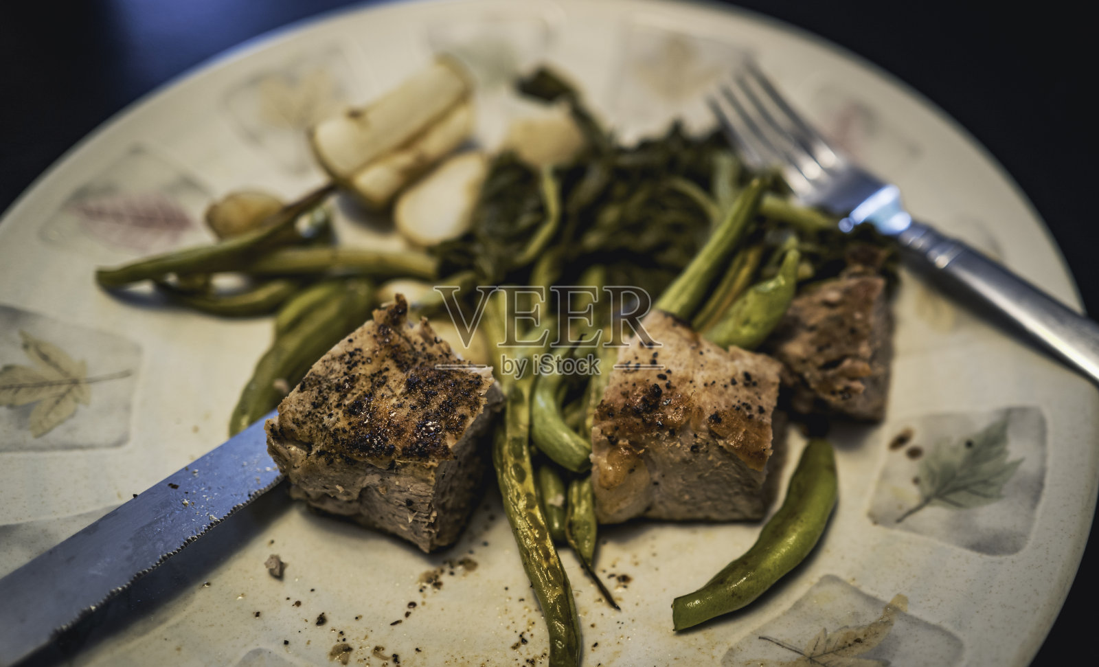 炭烤牛排片、菜豆、萝卜和土豆。照片摄影图片