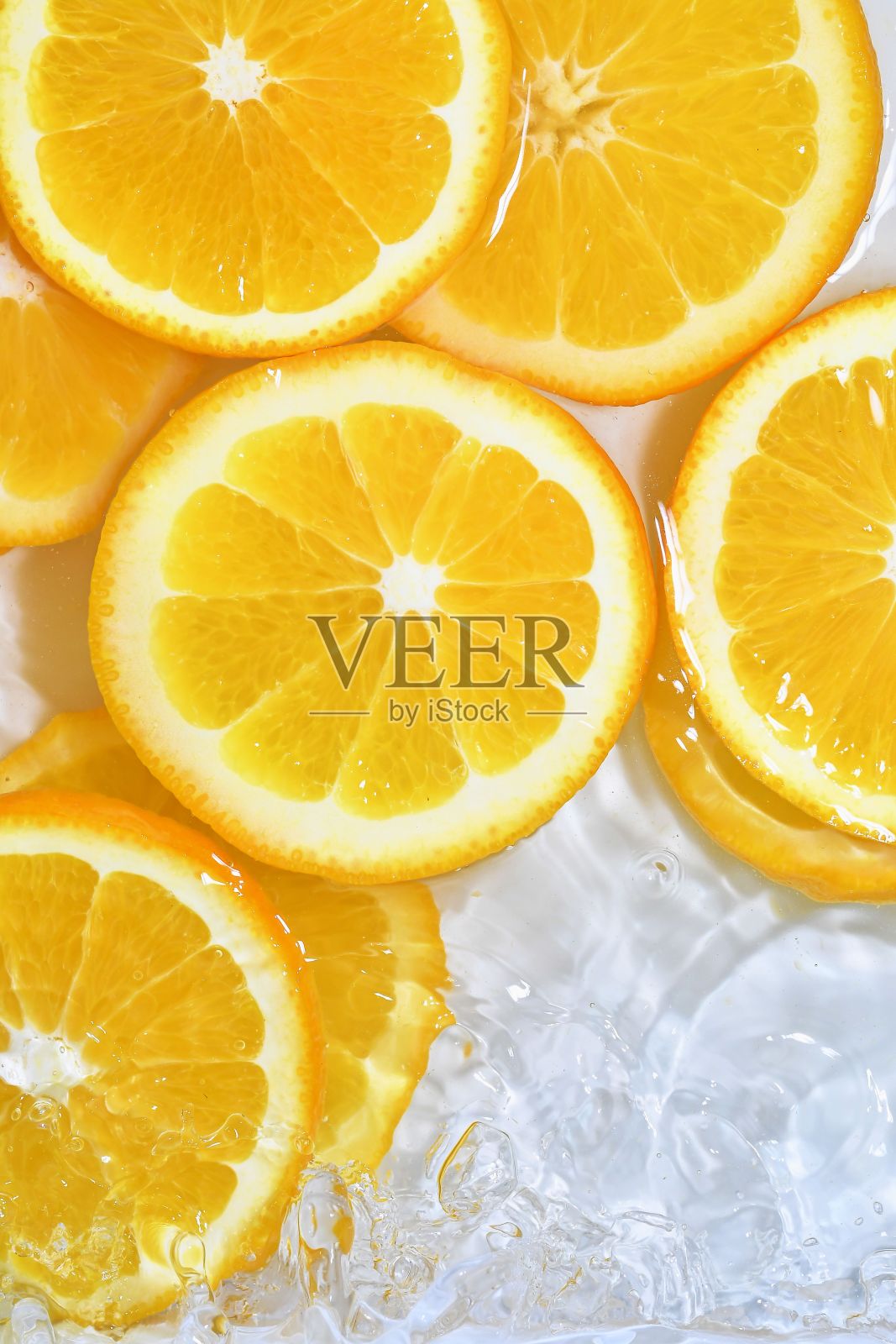 橙子片的近景为柠檬水的背景。夏日清凉甜饮的质感，玻璃墙上有宏观气泡。平面设计照片摄影图片