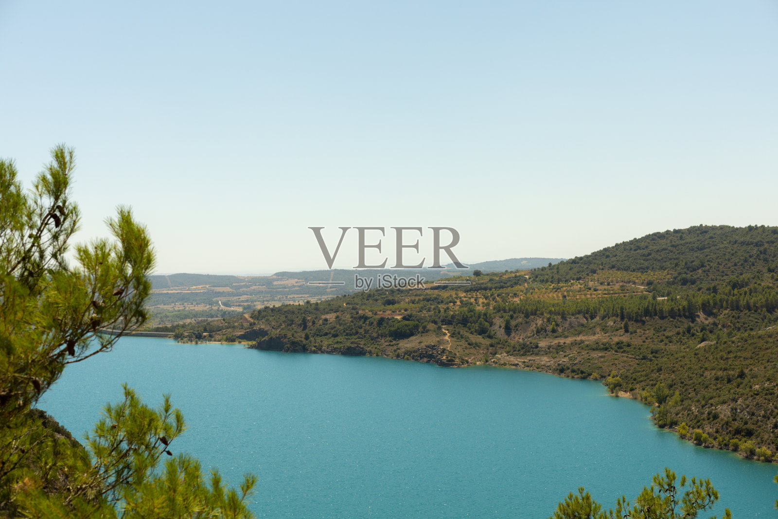 阳光明媚的一天，西班牙韦斯卡市格拉多山脉中部巨大水库的景观照片摄影图片