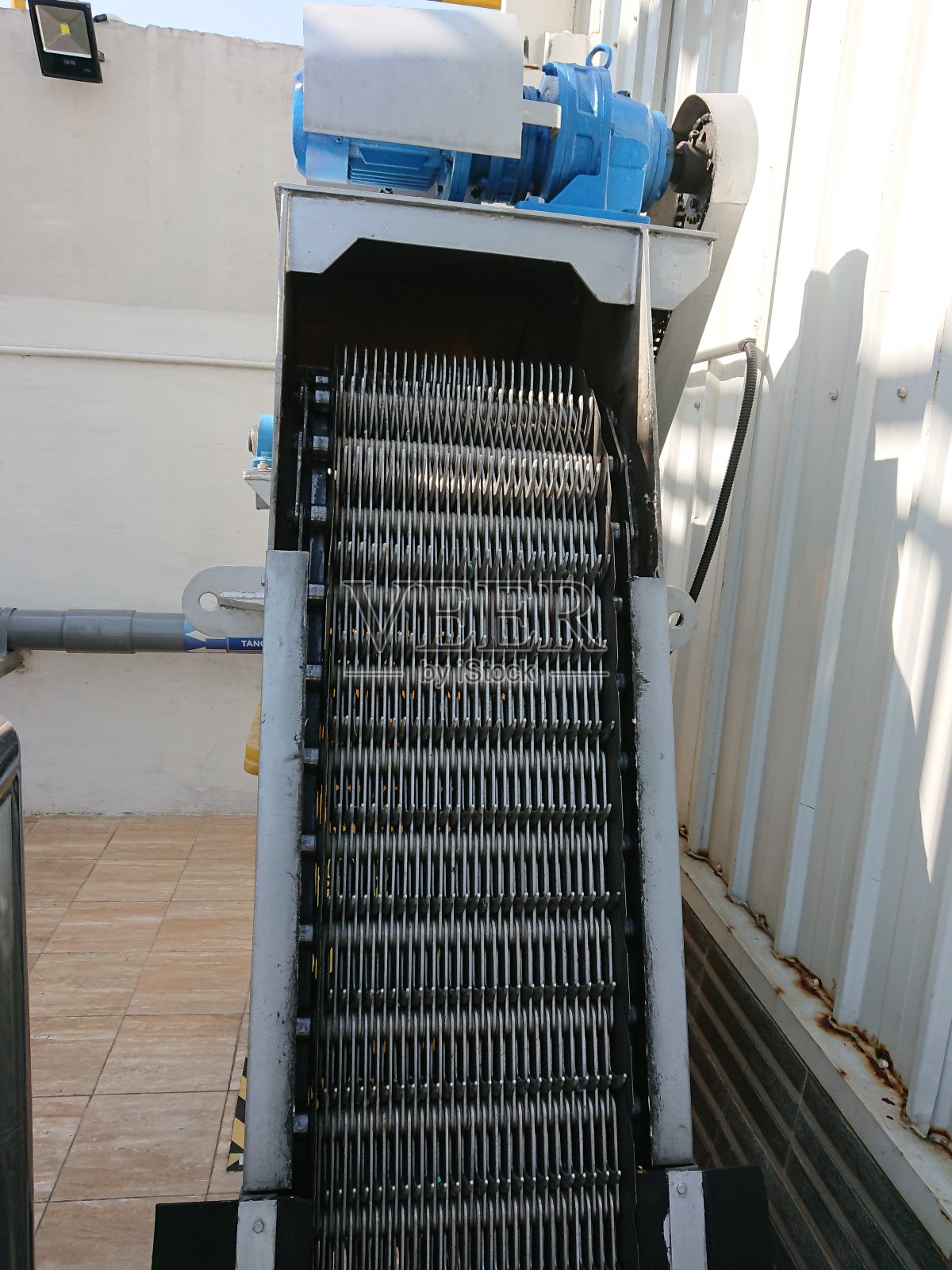 污水处理，机械格栅旋转-污水处理设备照片摄影图片