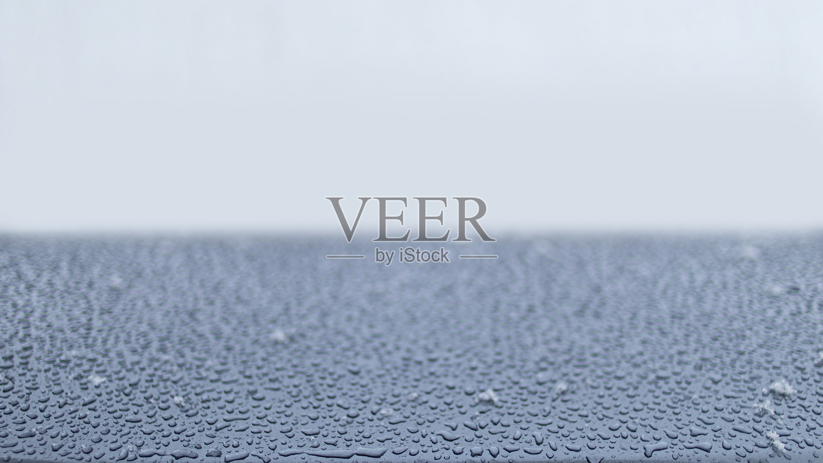 金属表面的水滴照片摄影图片