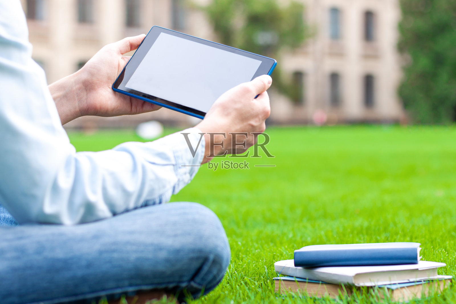 学生在平板电脑上学习照片摄影图片