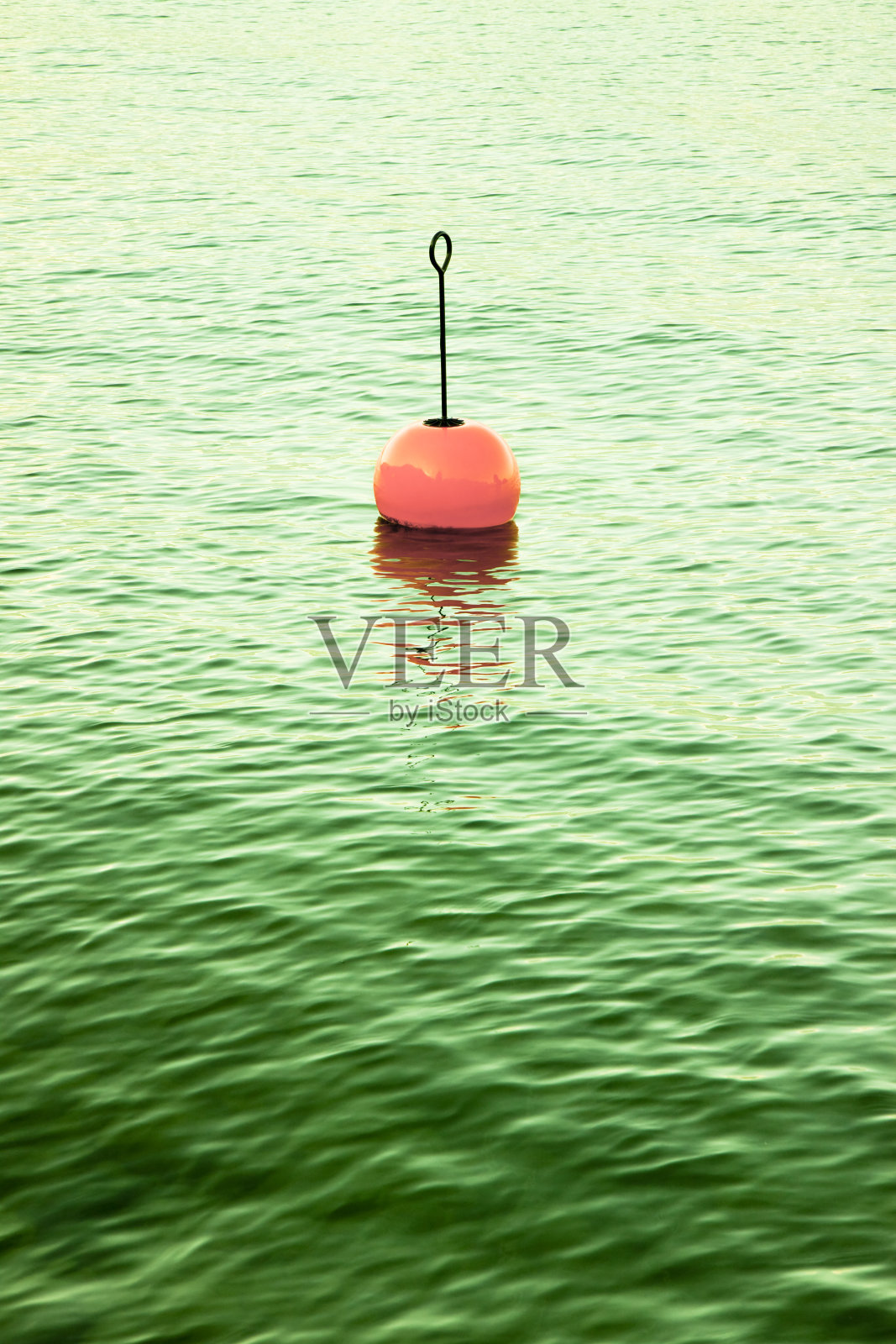 塑料红色浮标在平静的湖色调图像复制空间照片摄影图片