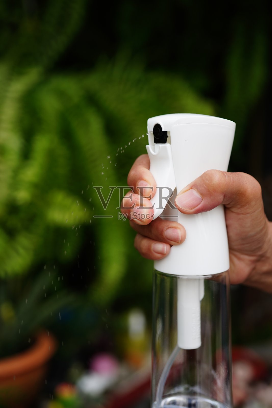 (近距离)手喷酒精喷雾器照片摄影图片