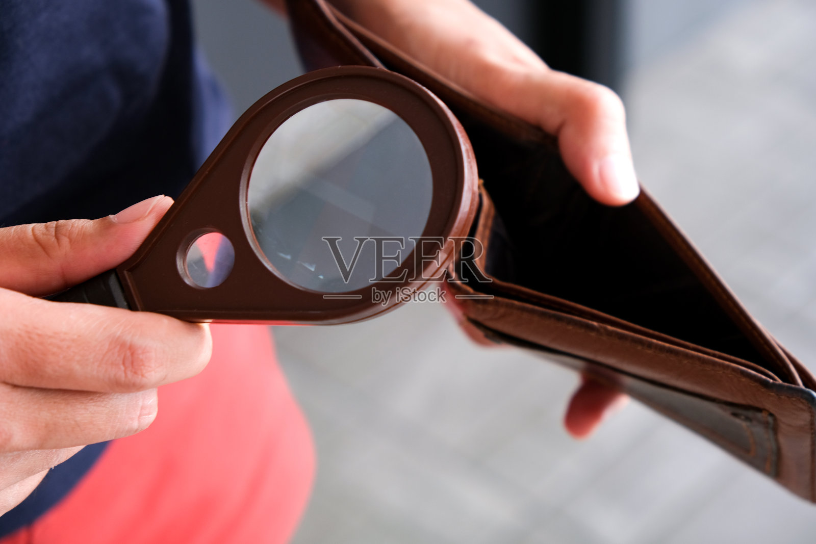 一名年轻女子正在检查自己口袋里的经济状况照片摄影图片