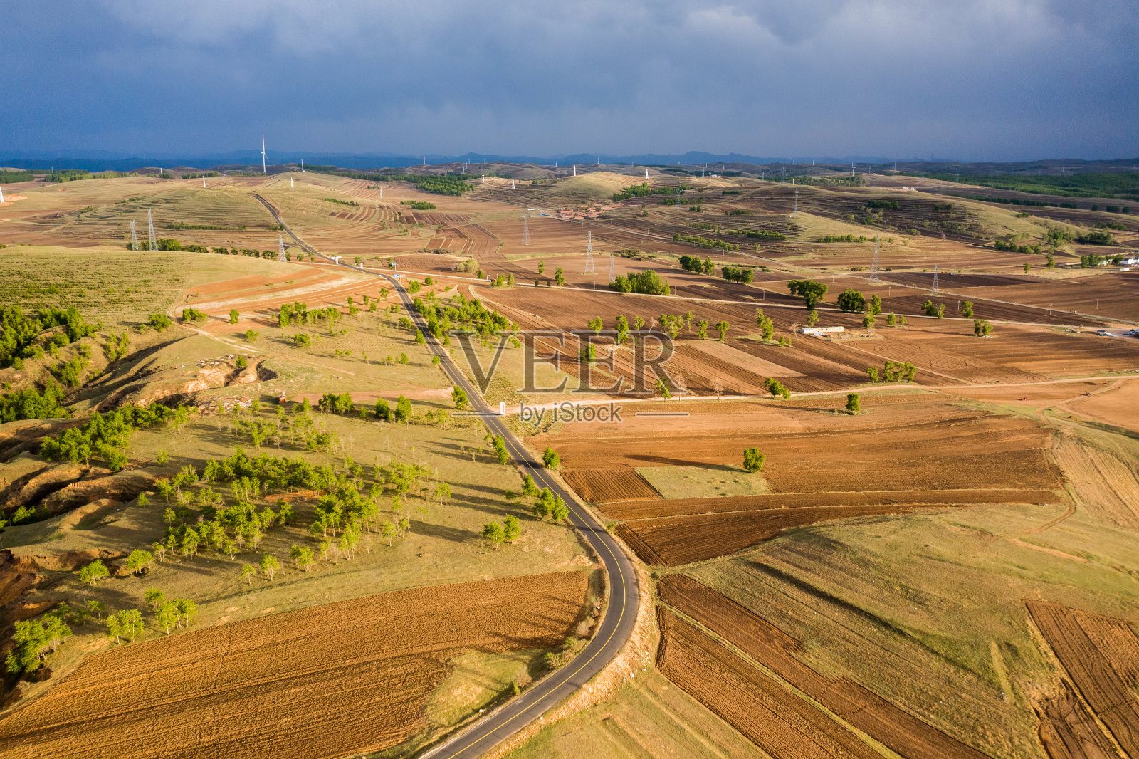 中国内蒙古农村公路和耕地航拍照片摄影图片