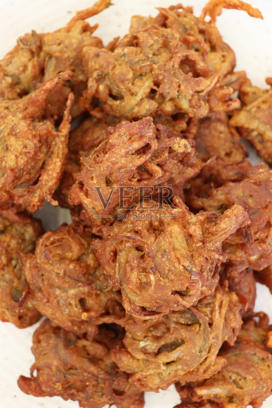 全帧图像的自制脆洋葱bhajis / pakoras，印度菜素食小吃，白色背景，高架视野照片摄影图片