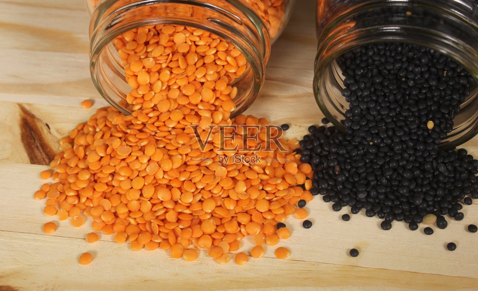 木桌上的干黑、绿、橙扁豆照片摄影图片