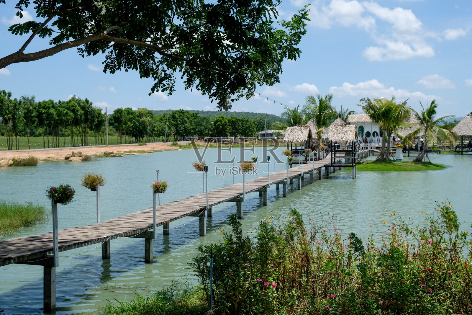 带海滨的热带咖啡店照片摄影图片