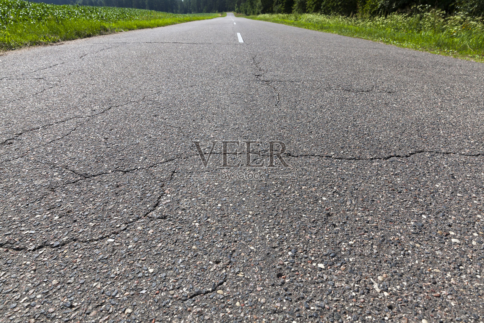 为交通和人员铺就的道路照片摄影图片