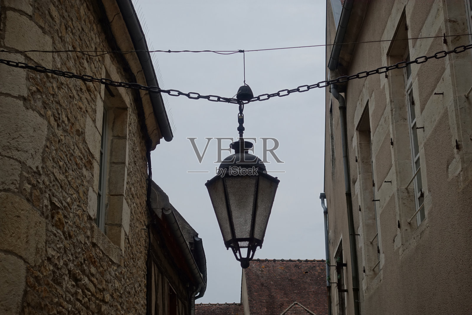 一条被灯笼照亮的古老村庄的街道照片摄影图片