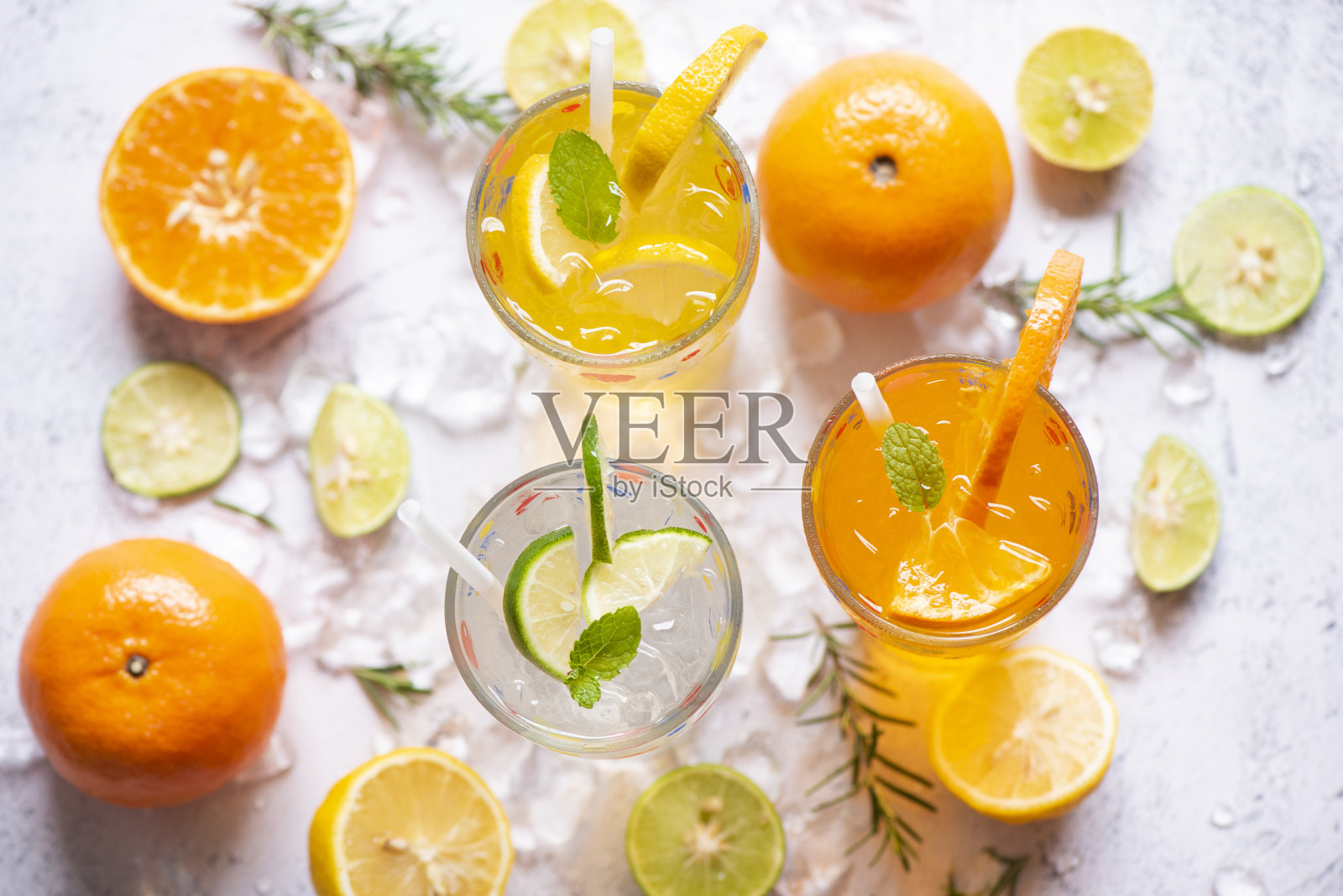 五颜六色的夏季饮料多汁，异国情调的夏季饮料清爽的各种冷饮杯新鲜水果冰自制鸡尾酒茶莫吉托柠檬酸橙迷迭香和薄荷叶照片摄影图片