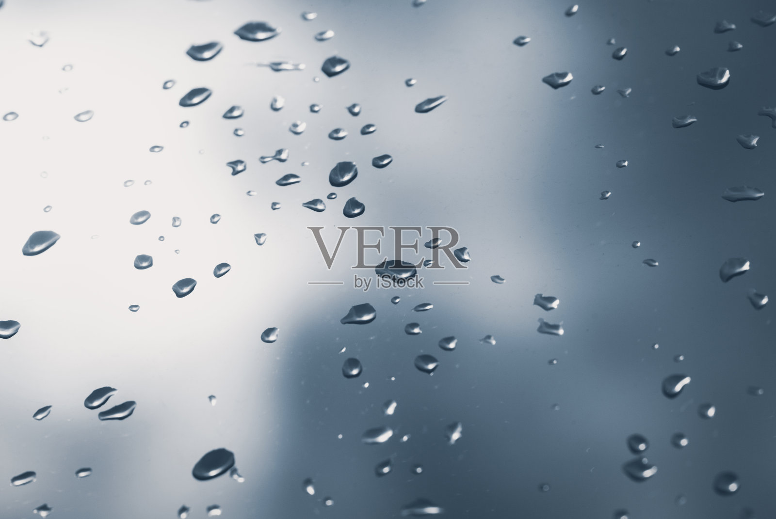 雨后窗户上的水珠发出强烈的光照片摄影图片