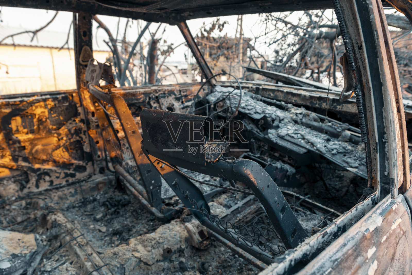 烧毁损坏的汽车照片摄影图片