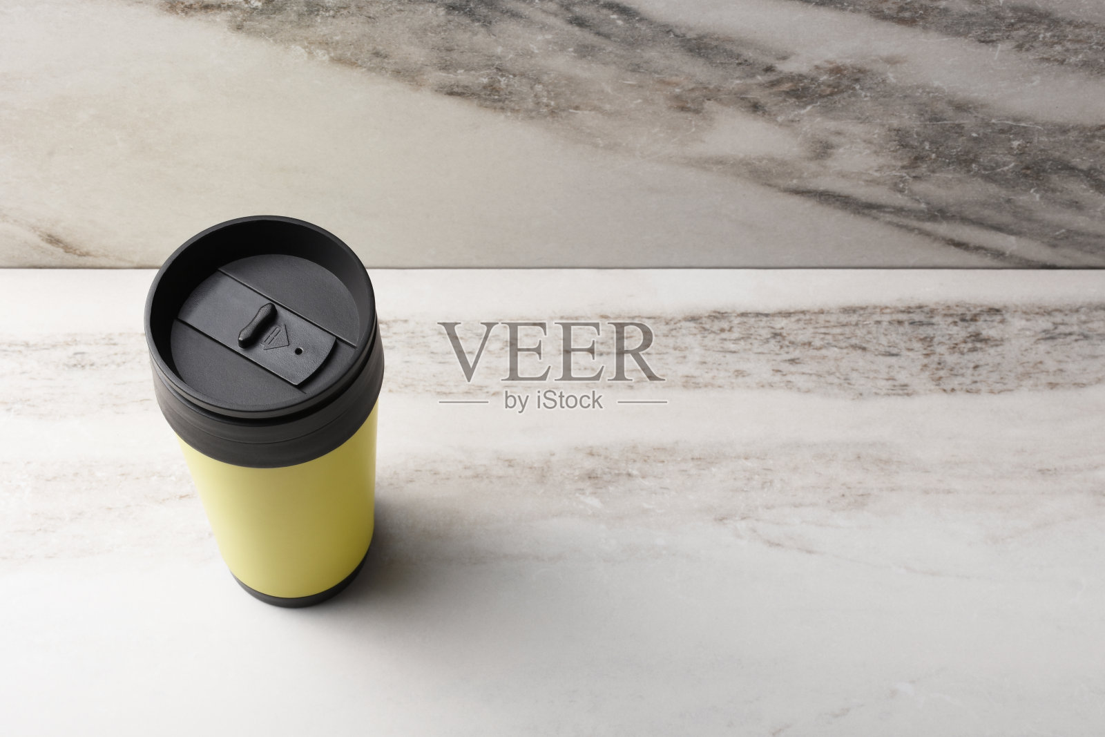 保温的饮料容器，大理石纹理背景上的咖啡杯照片摄影图片