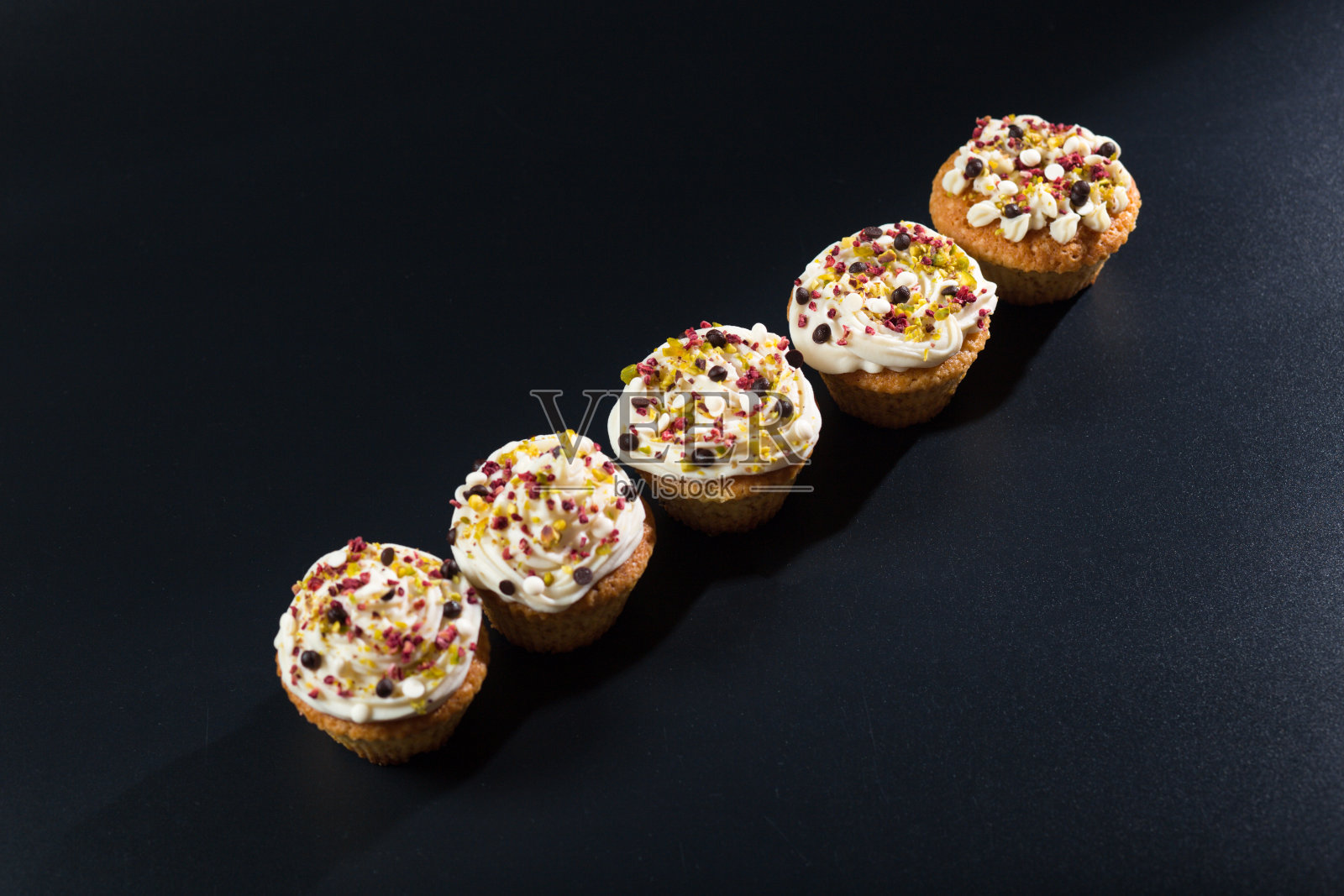 奶油松饼。蓬松蛋糕顶视图与复制空间。照片摄影图片