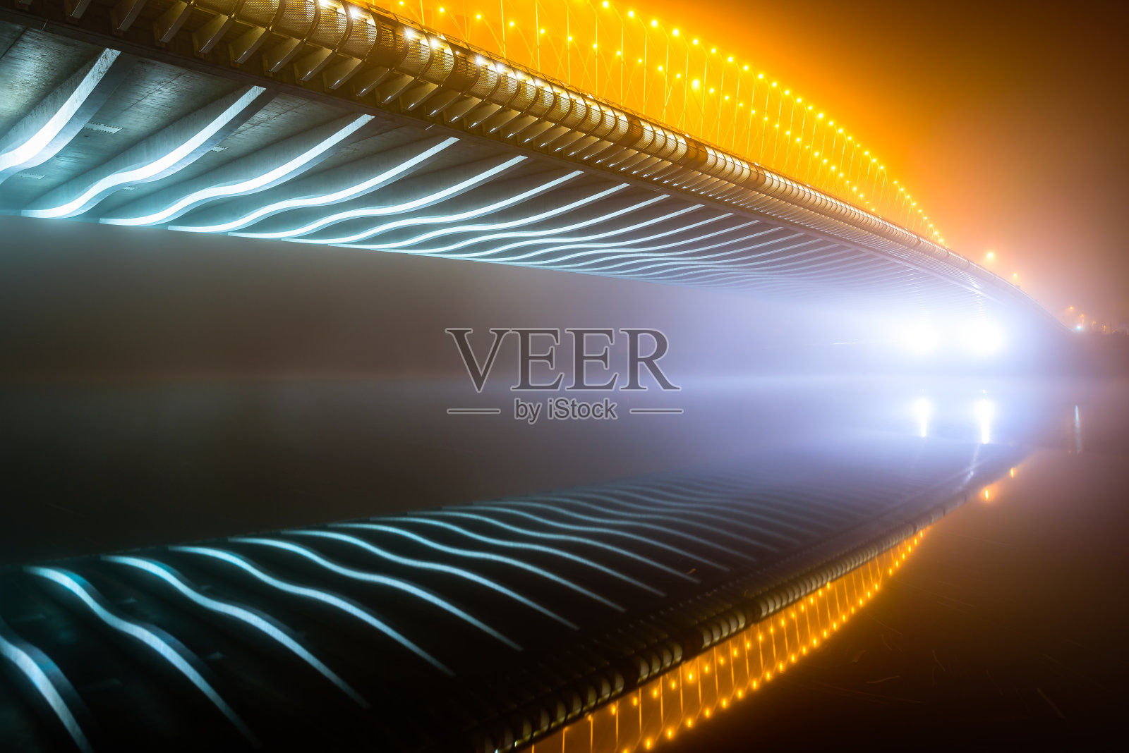 捷克共和国布拉格伏尔塔瓦河上，薄雾笼罩下的特罗亚桥夜景。照片摄影图片